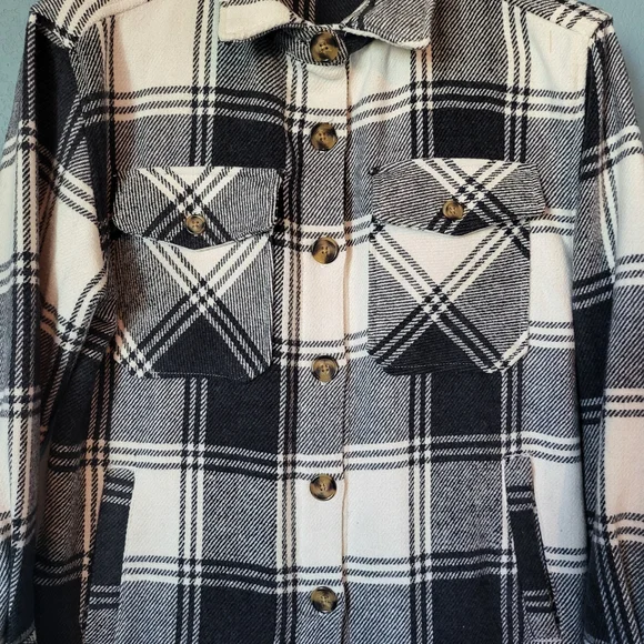 Black and White Plaid Button-Up Flannel Shacket With Pockets M - Picture 2 of 7